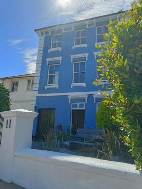 SWISH **** Free carpark **** Train Station 2 mins